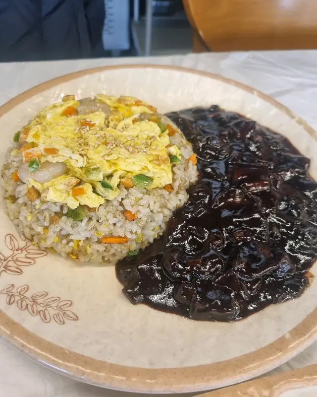 짜장 소스와 계란 후라이가 얹어진 볶음밥