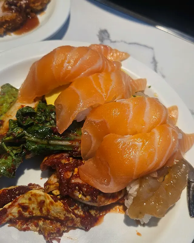 신선한 연어 초밥