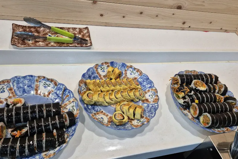 맛깔스러운 뷔페 음식들