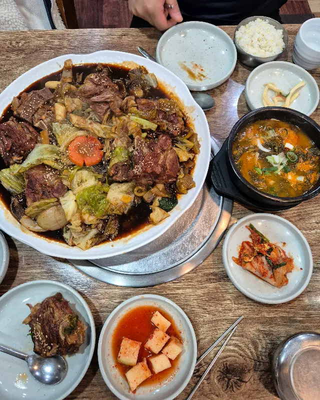 푸짐한 뼈찜 한상차림