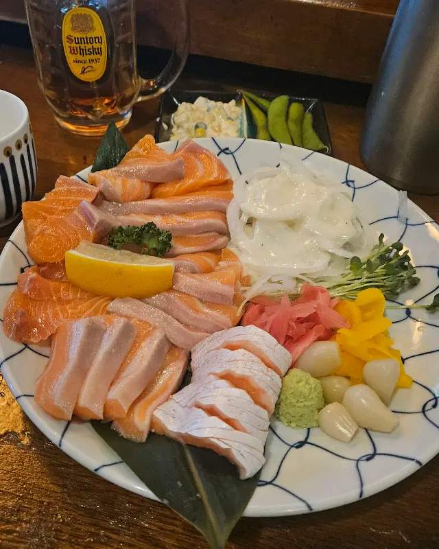 윤기가 흐르는 연어 사시미