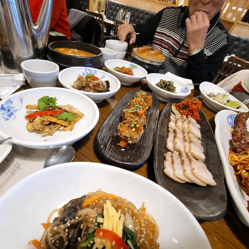 테이블 가득한 한상 차림