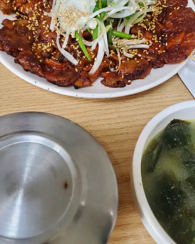 흑돼지 석쇠구이와 미역국