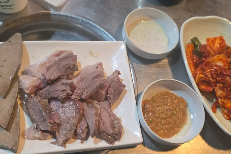 순대정식에 함께 나오는 머릿고기 수육