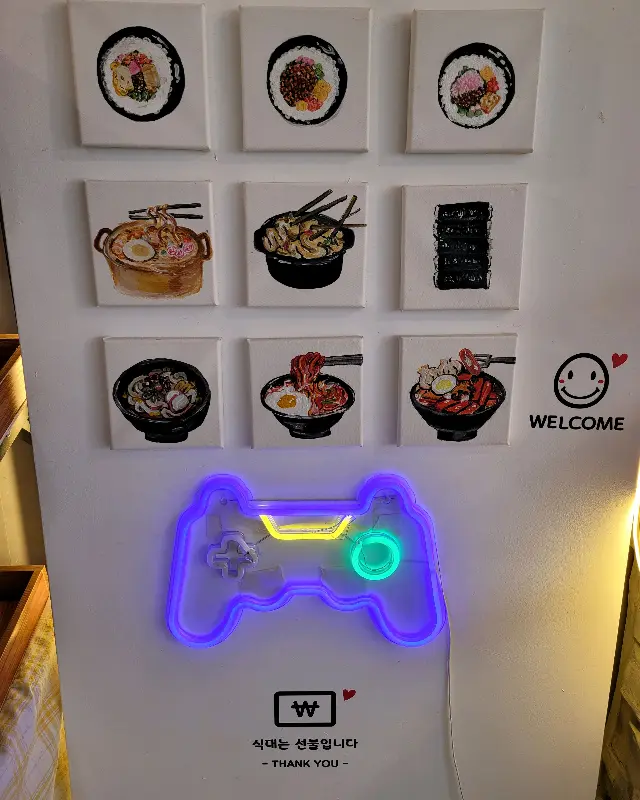 가게 내부 벽면에 걸린 김밥 그림 액자들