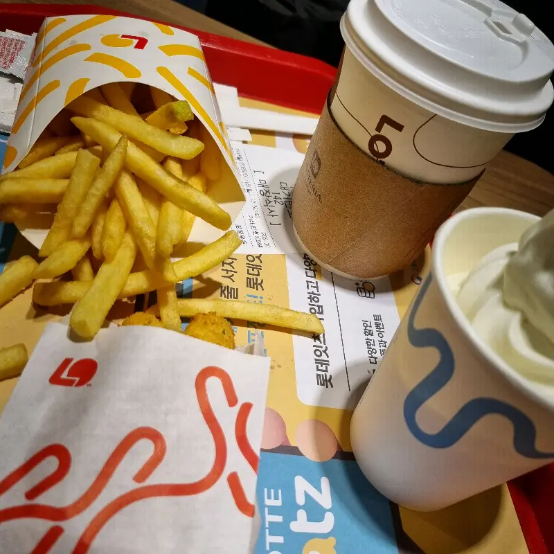 감자튀김과 아이스크림, 음료 사진