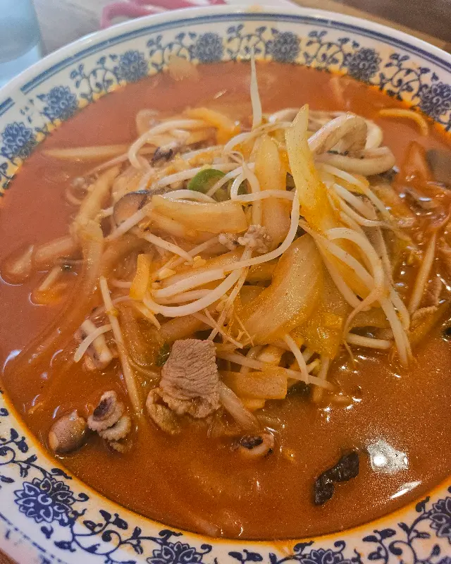 면과 해물이 풍부하게 들어간 짬뽕의 모습