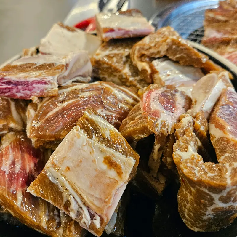 숯불 위에 올려진 갈비