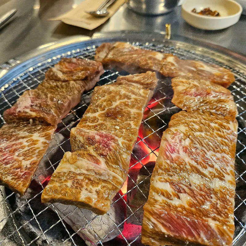 노릇노릇 구워진 갈비