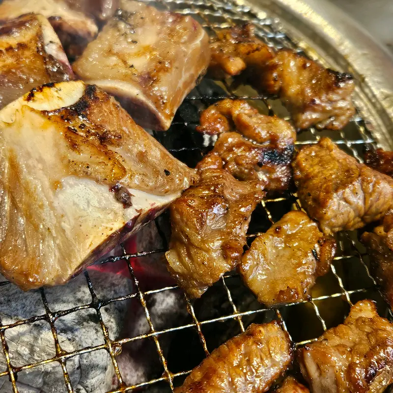 숯불에 구워진 갈비 조각들