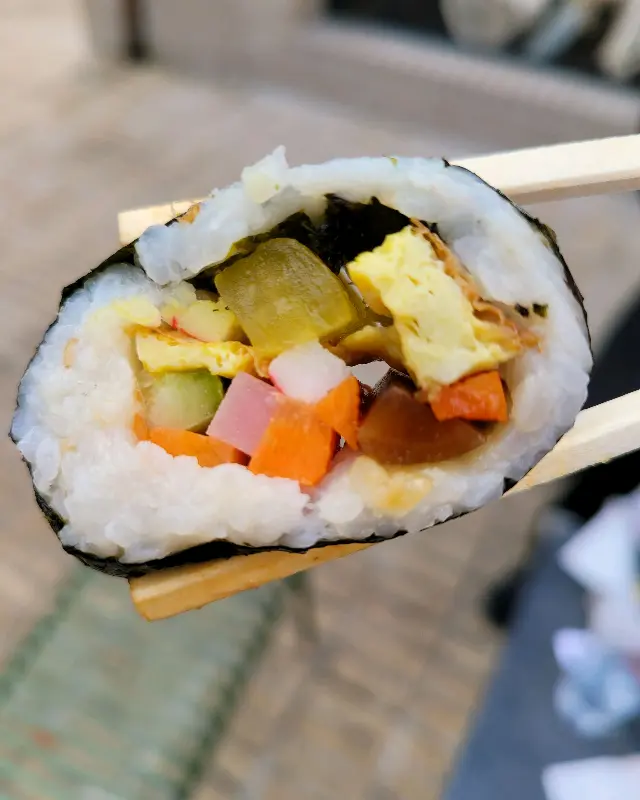 다양한 채소로 가득 찬 김밥 단면