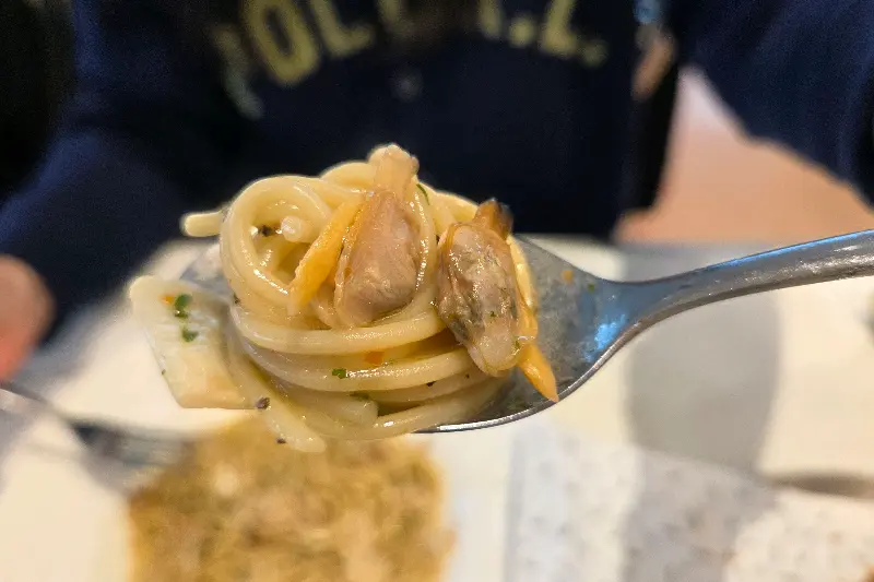 포크에 돌돌 말린 파스타 면과 바지락