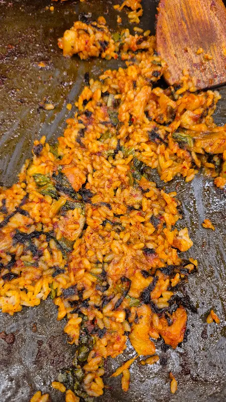 볶음밥이 철판에 얇게 눌러붙어 있는 모습