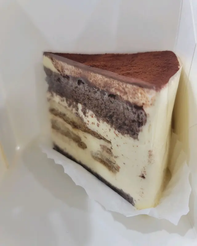 컵받침 위에 놓인 커피