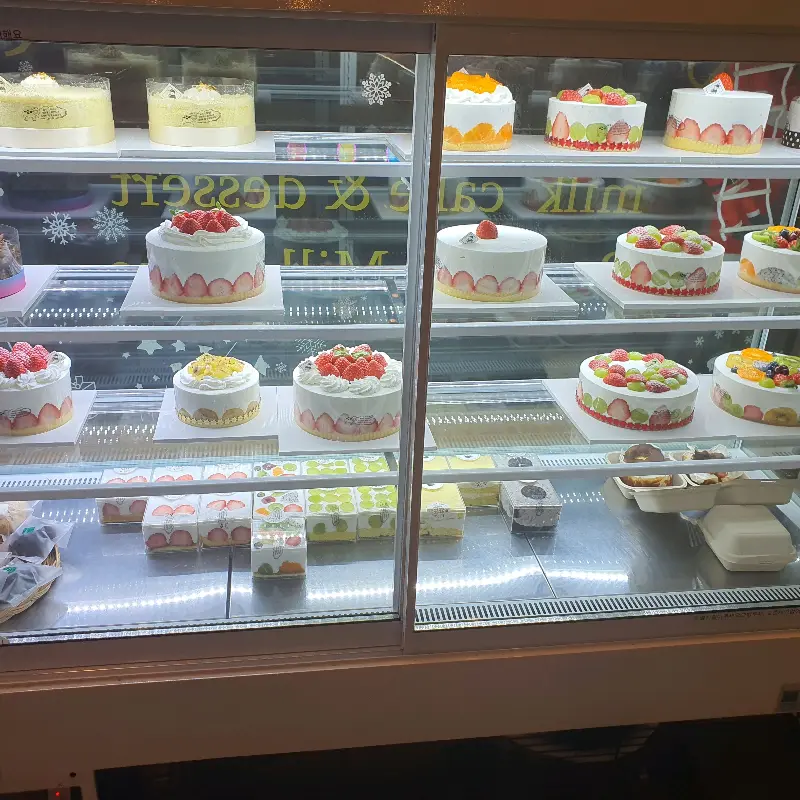 쇼케이스 가득 채운 형형색색의 케이크