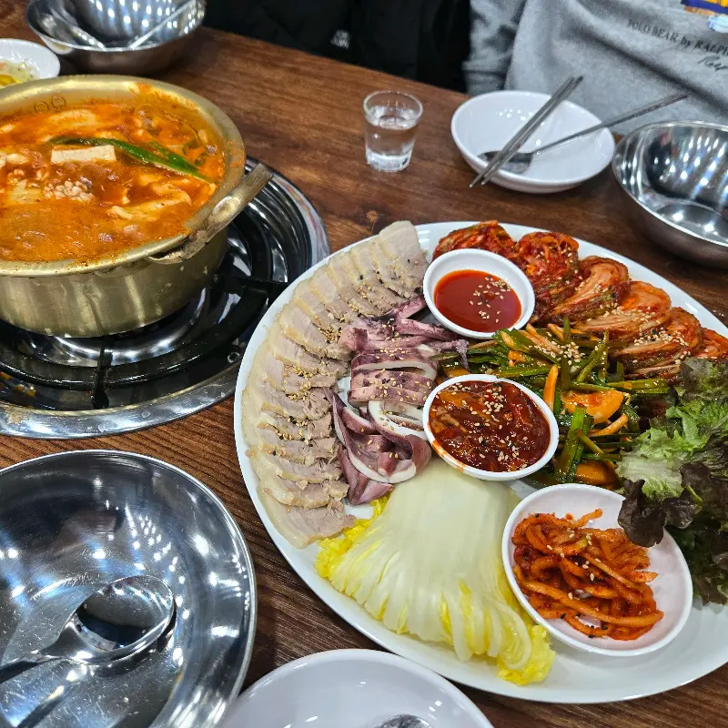 깔끔하고 넓은 매장 내부