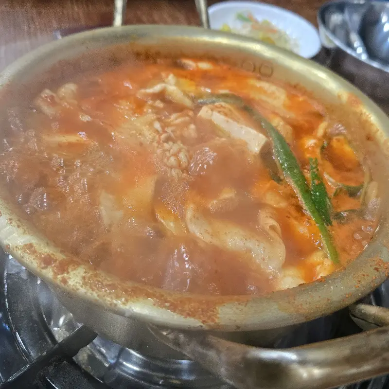 푸짐한 양의 오징어보쌈