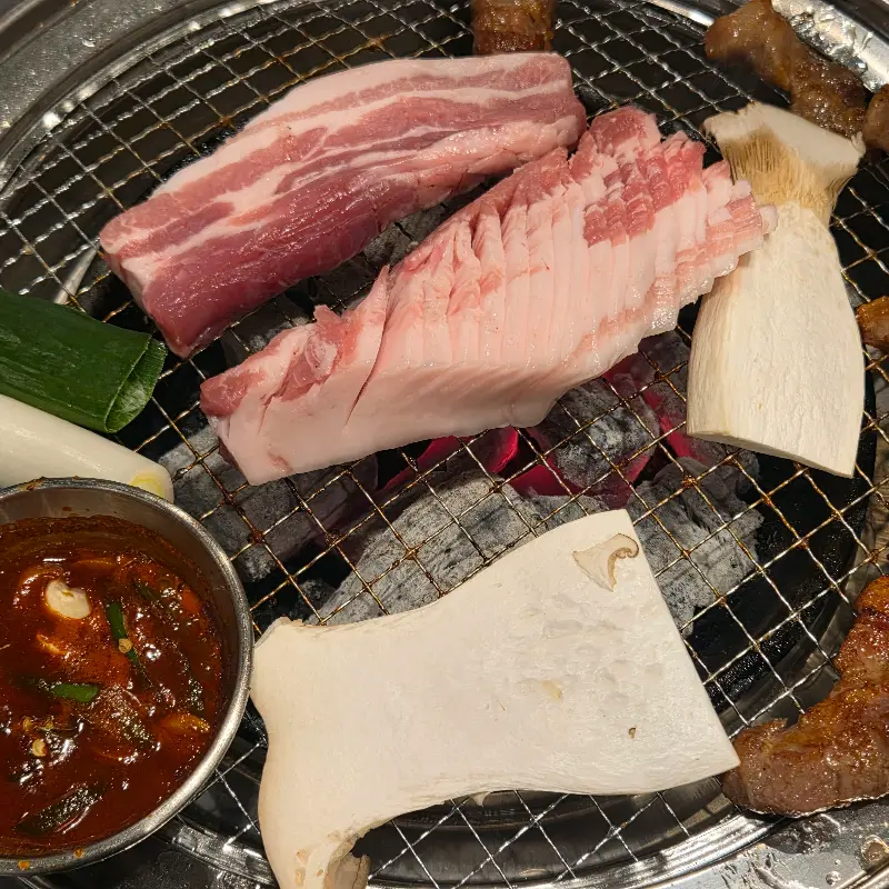 숯불 위에서 익어가는 고기