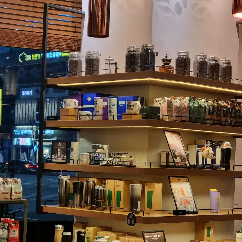 매장 내부 진열대의 모습