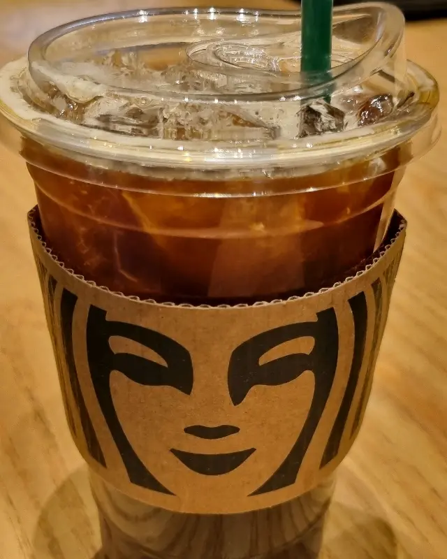 아이스 음료에 컵홀더가 끼워져 있는 모습