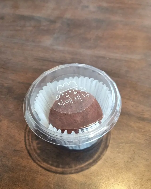 다양한 디저트 진열대