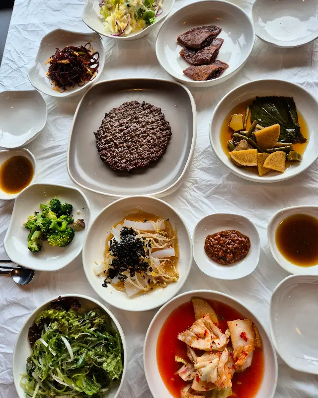 정갈하게 차려진 한 상