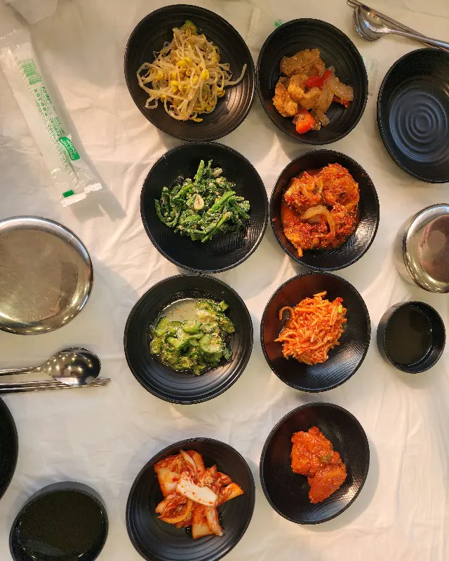 정갈하게 차려진 밑반찬