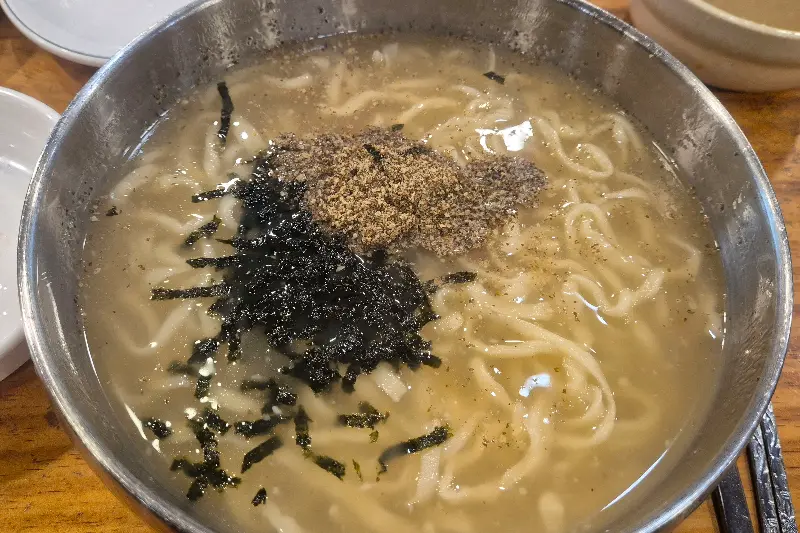 들깨가루와 김가루가 푸짐하게 올라간 칼국수
