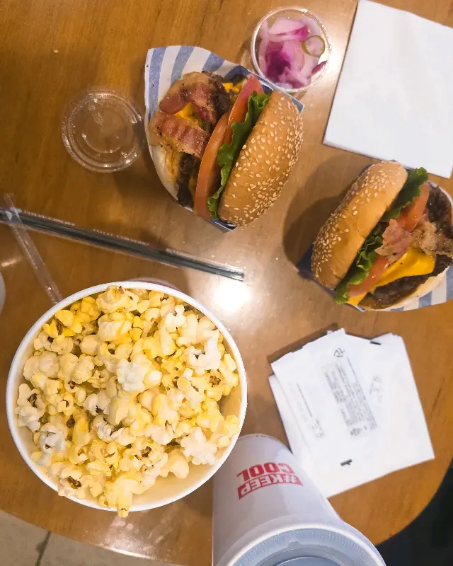 테이블에 놓인 햄버거 세트