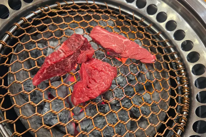 숯불 위에서 익어가는 한우