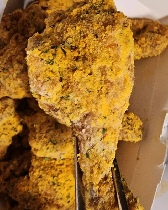 젓가락으로 집어 올린 뿌링클 닭다리