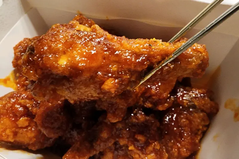 윤기가 흐르는 양념 닭다리