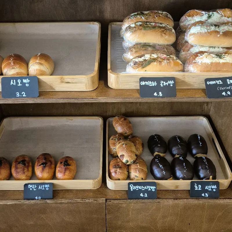 다양한 빵들이 진열된 쇼케이스