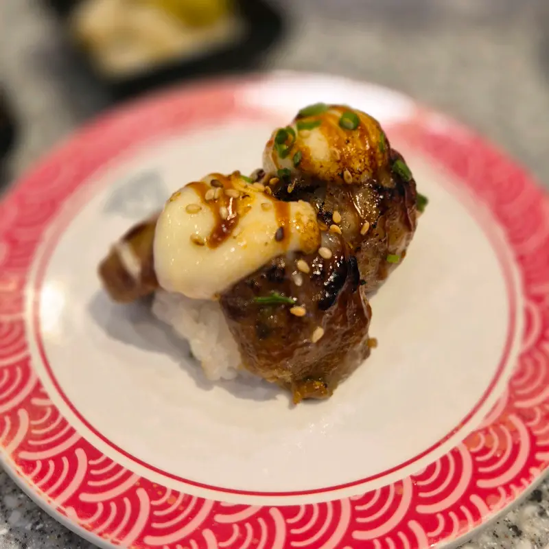 깔끔하게 정돈된 테이블과 회전 초밥 레일