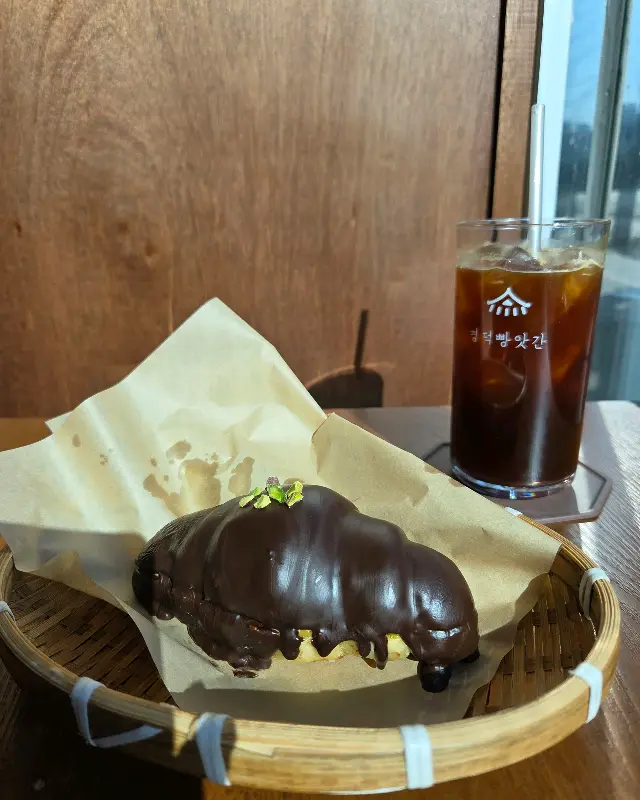 명덕빵앗간의 초코 카다이프와 아이스 아메리카노