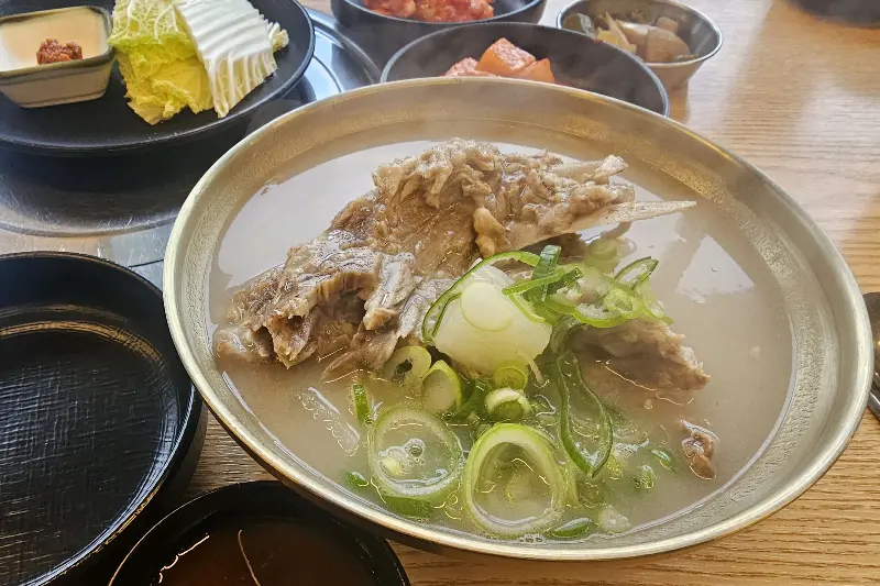 깔끔한 뼈해장국 한 상