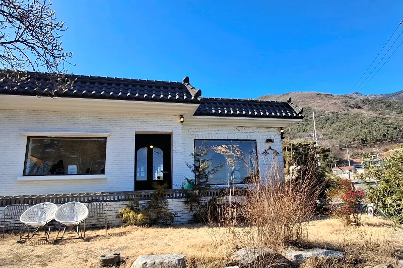 하얀 벽돌집에 기와지붕이 인상적인 소소숲 외관