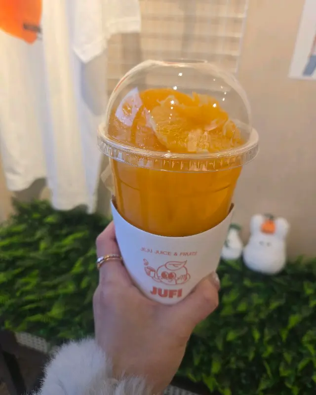 황금향 주스 - 귤 슬라이스가 올려진 주피의 황금향 주스