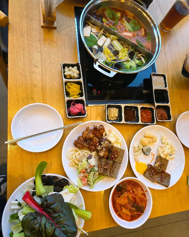 푸짐하게 차려진 한 상