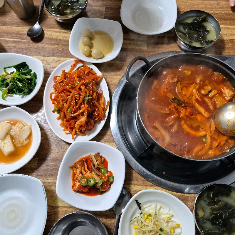 정갈한 반찬 한 상 차림