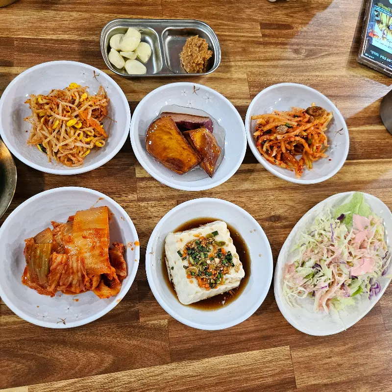 정갈하게 담겨 나온 밑반찬들