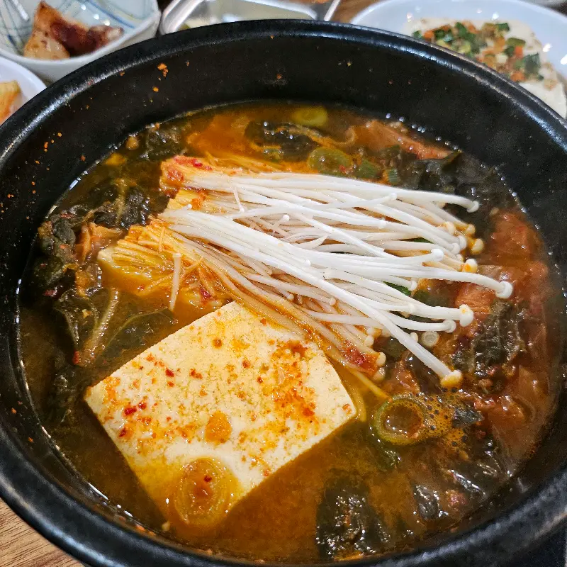 꽃게가 들어가 시원한 맛을 내는 된장찌개