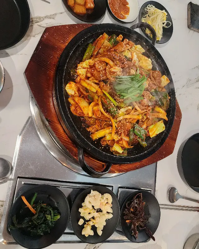 맛있는 오징어 볶음과 푸짐한 밑반찬