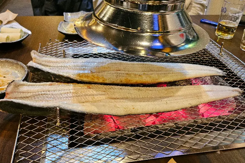 숯불 위에서 맛있게 구워지는 장어의 모습
