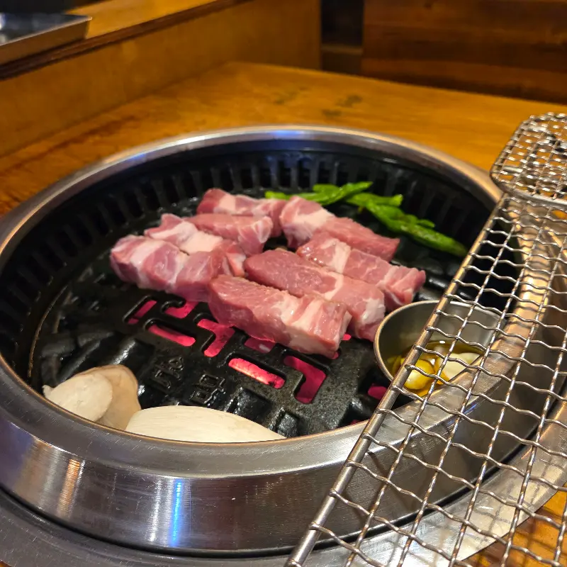 고기와 함께 제공되는 짜글이