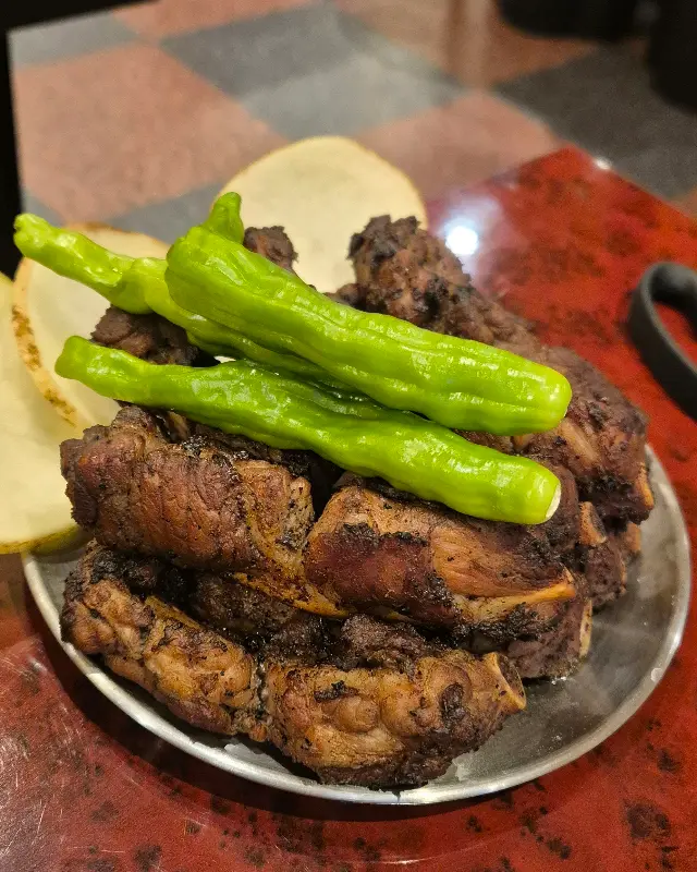 양파와 꽈리고추가 곁들여진 쪽갈비 한 상