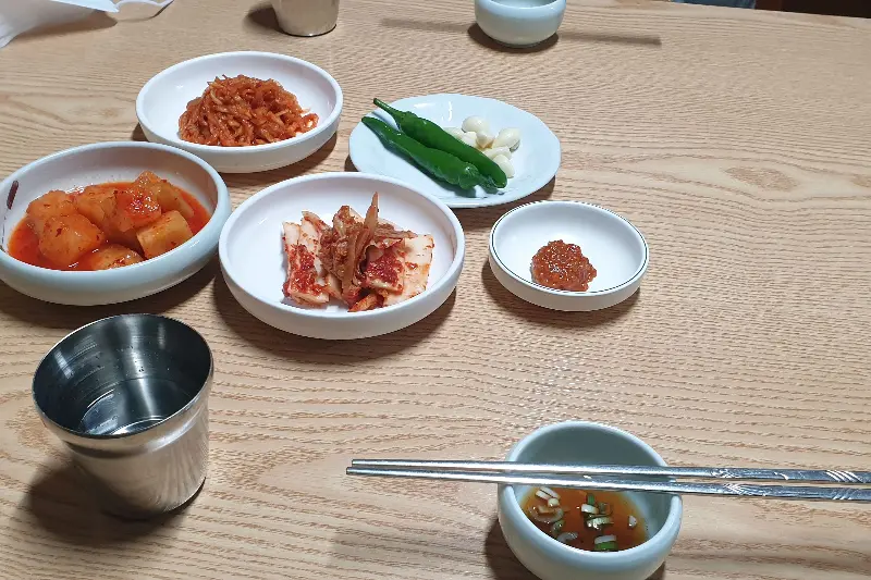 윤기가 흐르는 곰탕 속 수육