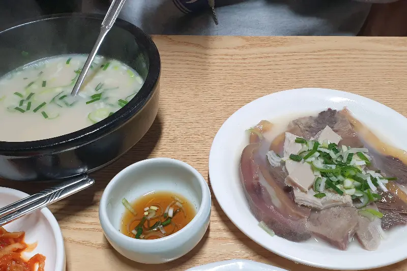 정갈하게 담긴 반찬들