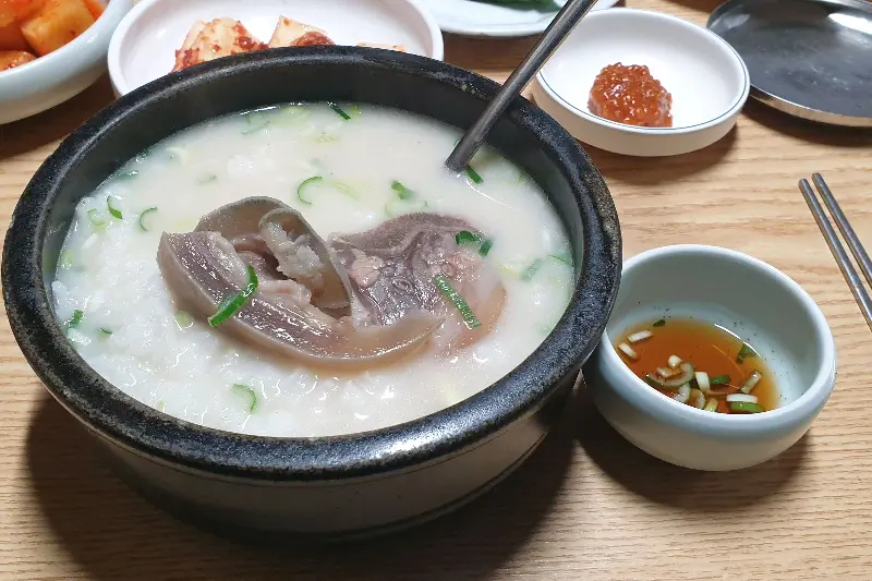 깔끔하게 비워낸 곰탕 한 그릇