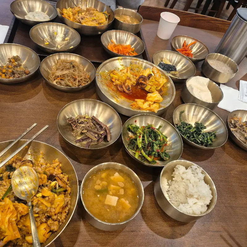 푸짐한 보리밥과 나물 반찬